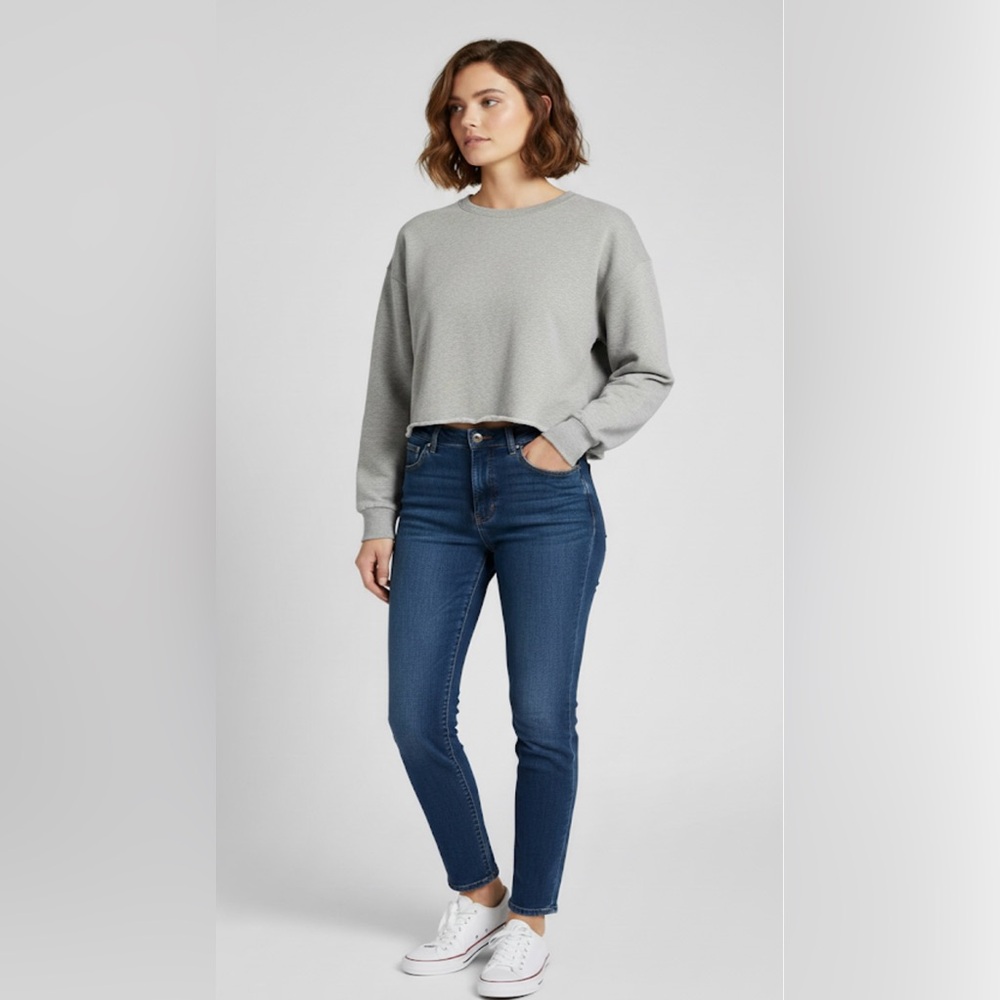 BNWT ARITZIA REIGNING CHAMP CREW NECK cropped Grey Sweatshirt• Size L ptp 26”